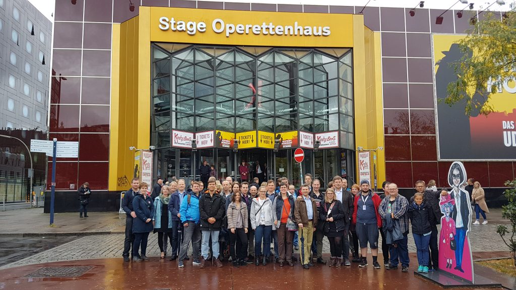 Netzwerktreffen „offline“ mit Besuch des Musicals HINTERM HORIZONT