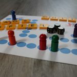 Spielfeld mit Figuren und Text 