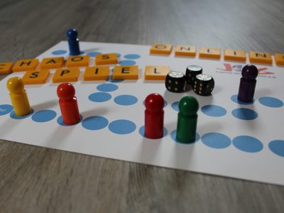 Spielfeld mit Figuren und Text 